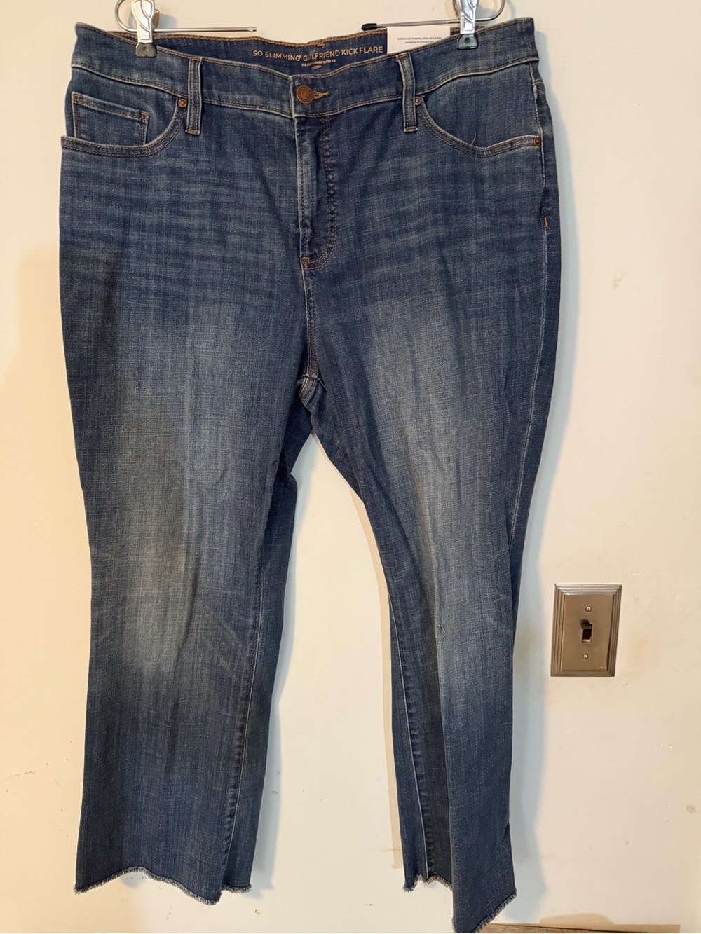 NWT Chico’s So Slimming Girlfriend Kick Flare Jeans Size 2.5 (US 14) Raw Hem